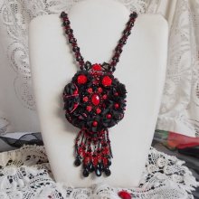 Midnight in Paris Halskette, bestickt mit Swarovski-Kristallen, Harzrosen, Rocailles und schwarzen Dolchen